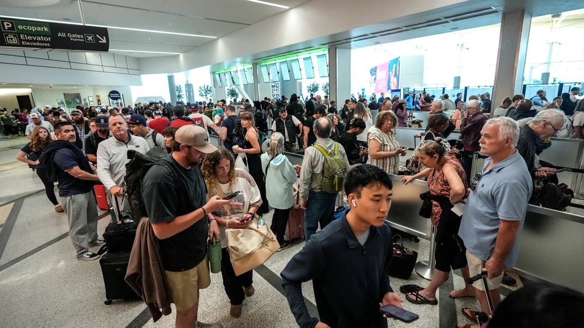 Long TSA lines at William P. Hobby Airport during DHS shutdown