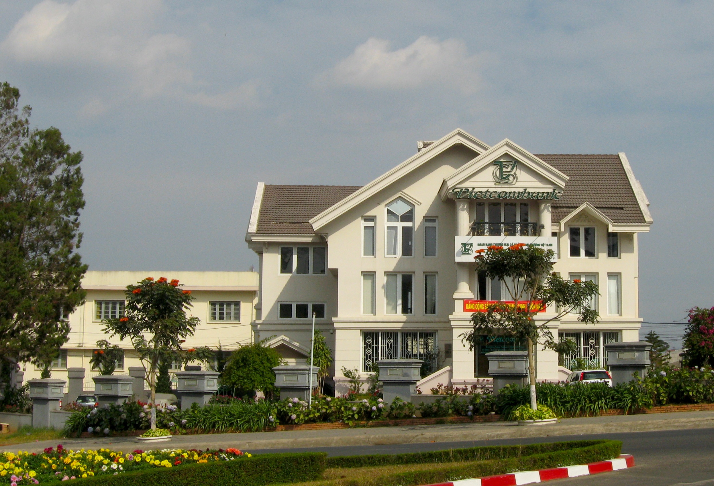 Vietnam Banks Race to Raise Deposit Rates in March 2026