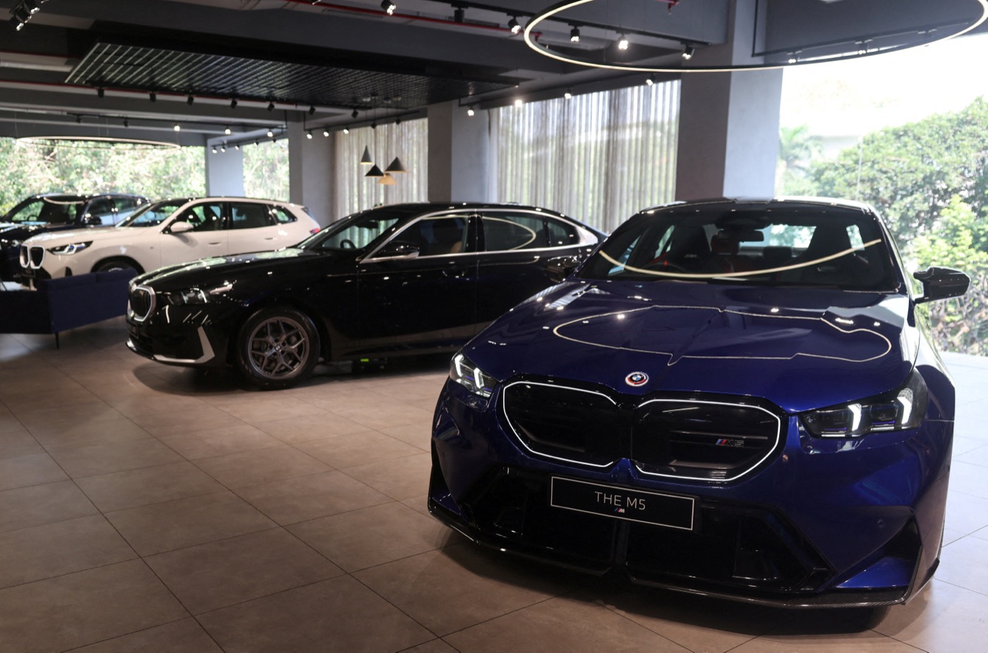 Xe BMW trưng bày tại showroom Mumbai — các hãng xe châu Âu sẽ hưởng lợi từ thuế nhập khẩu Ấn Độ giảm
