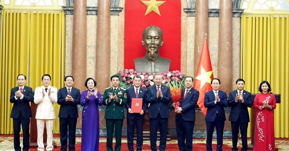 Người dân chống chịu nắng nóng