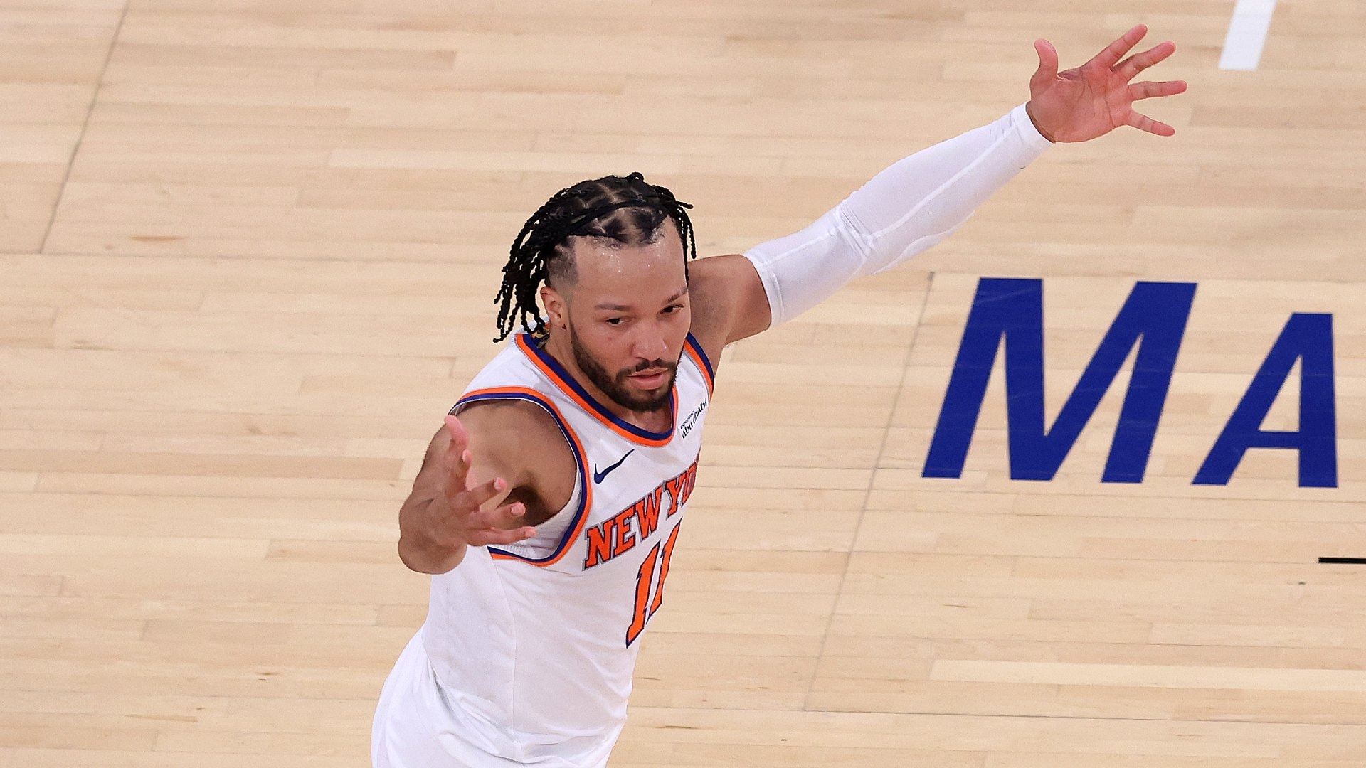 Jalen Brunson của New York Knicks trong khung hình từ trên cao thực hiện cử chỉ ăn mừng trên sân tại Chung kết Miền Đông NBA 2026