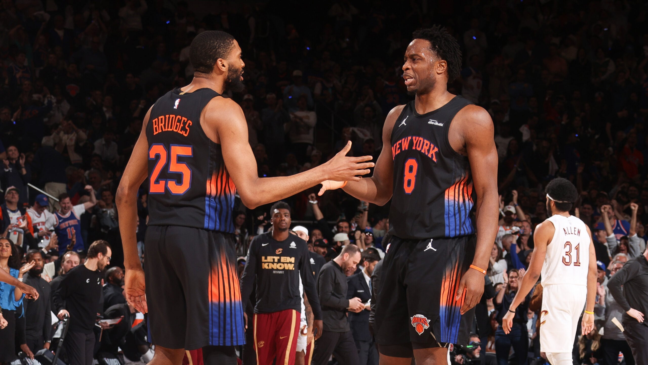 Mikal Bridges và OG Anunoby của New York Knicks ăn mừng trong trận 2 Chung kết Miền Đông NBA 2026 với Cleveland Cavaliers