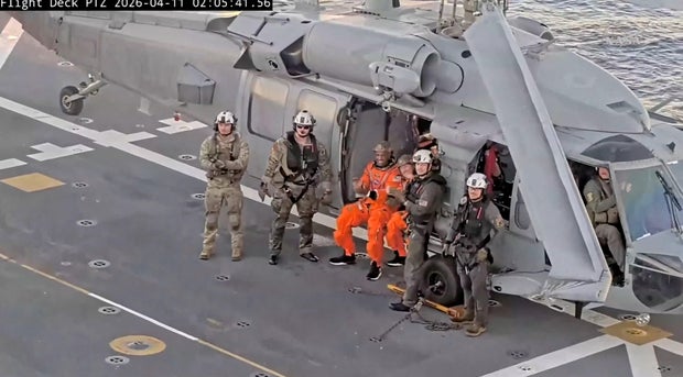 Bốn phi hành gia Artemis II trong bộ đồ bay màu cam trên tàu USS San Diego sau khi hạ cánh